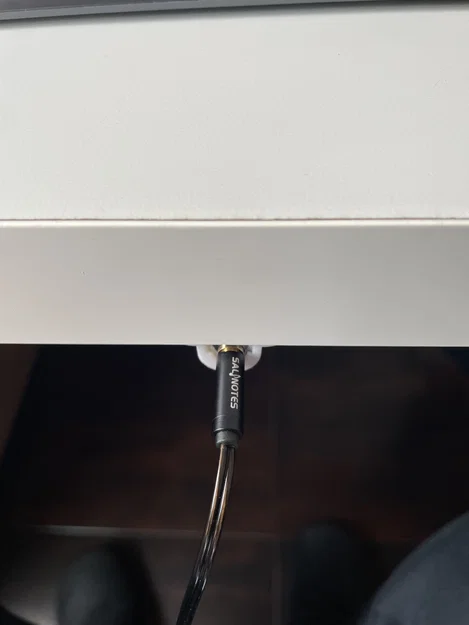 Giá đỡ cáp nối dài âm thanh 3.5mm Amazon Basics - Image 3
