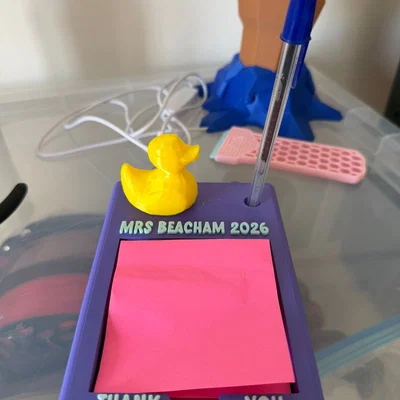 Giá đựng giấy ghi chú (sticky note) và bút