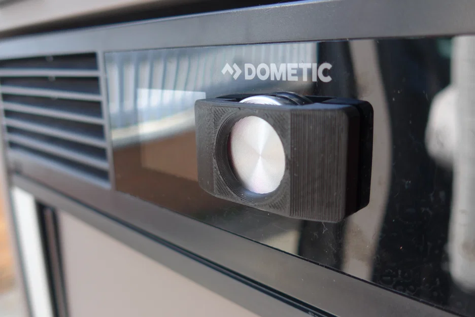 Khung bảo vệ núm điều khiển cho tủ lạnh Dometic - Image 1