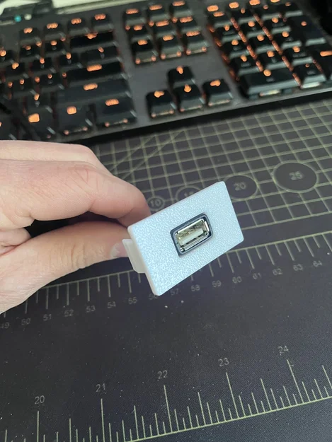 Nắp đậy khe công tắc tích hợp cổng USB cho Toyota Tacoma - Image 2