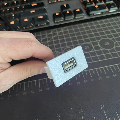Nắp đậy khe công tắc tích hợp cổng USB cho Toyota Tacoma