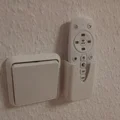 Giá treo remote gắn tường cho công tắc đèn Lindby - Thumbnail 1