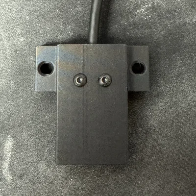 Ngàm gắn Yubikey dưới bàn