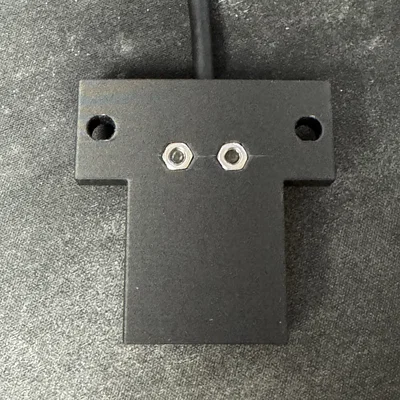 Ngàm gắn Yubikey dưới bàn