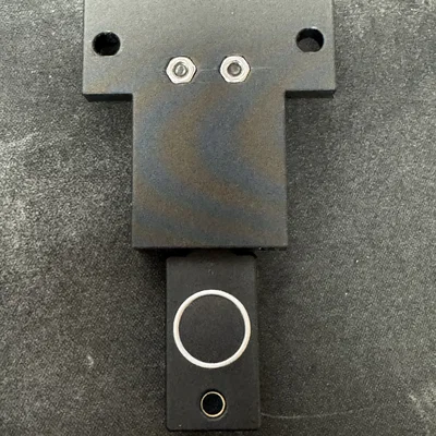 Ngàm gắn Yubikey dưới bàn