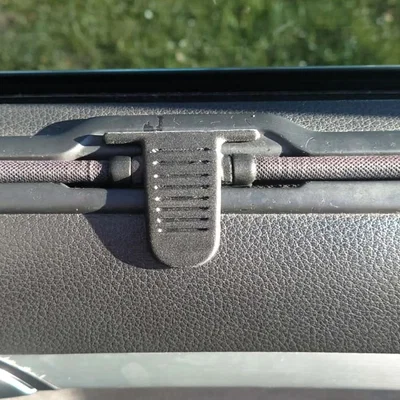 Móc cài/Kẹp rèm che nắng cửa sau Audi Q7 (4L) – Thay thế OEM 4L0861333