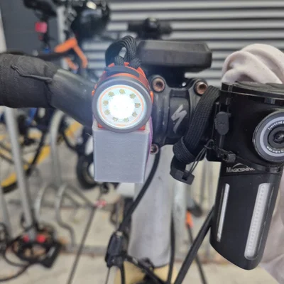 Ngàm gắn đèn Wurkos HD03 lên ghi-đông xe đạp