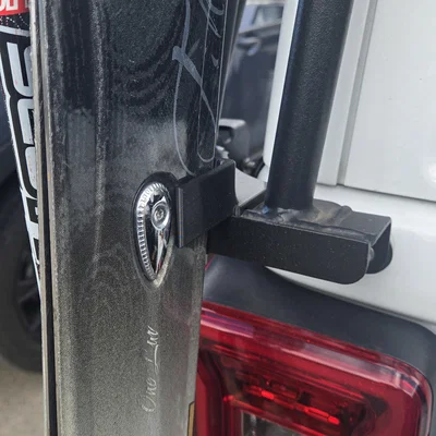Giá treo ván trượt 3D cho baga Jeep Wrangler Gobi (Skier Rack)
