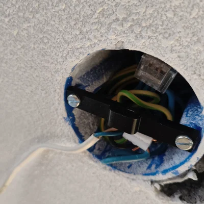 Nắp che ổ điện trần có lỗ dẫn dây (Ceiling outlet cover with wire outlet)