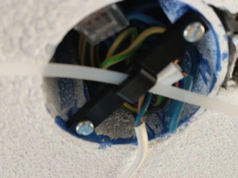Nắp che ổ điện trần có lỗ dẫn dây (Ceiling outlet cover with wire outlet) - Image 3