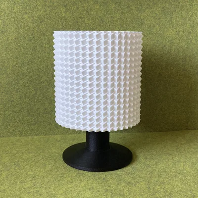 Đèn bàn chân pedestal – chụp cylinder họa tiết khối lập phương 3D nổi