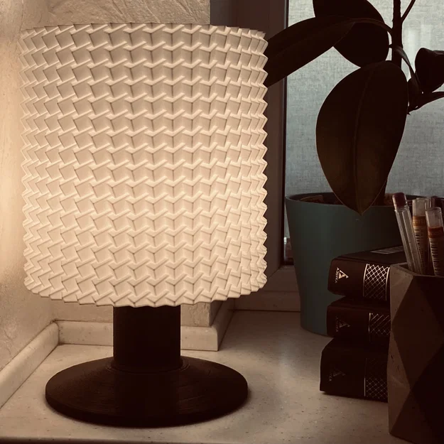 Đèn bàn chân pedestal – chụp cylinder họa tiết khối lập phương 3D nổi - Image 6