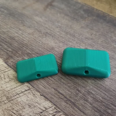 Plant Stake Holder (Kẹp/giá giữ thanh rod cắm đất cho cây)