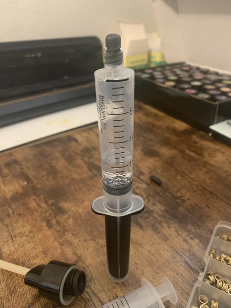 Giá đỡ ống tiêm 20ml - Phụ kiện khử bọt khí silicone epoxy hiệu quả - Image 1
