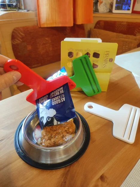 Dụng cụ ép túi thức ăn cho chó mèo (Squeezer) - Tận dụng tối đa thực phẩm - Image 1