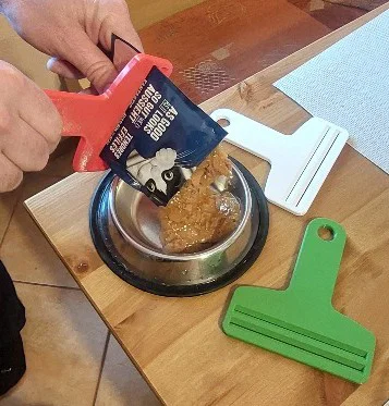 Dụng cụ ép túi thức ăn cho chó mèo (Squeezer) - Tận dụng tối đa thực phẩm - Image 2