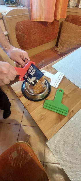Dụng cụ ép túi thức ăn cho chó mèo (Squeezer) - Tận dụng tối đa thực phẩm - Image 3