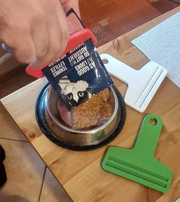 Dụng cụ ép túi thức ăn cho chó mèo (Squeezer) - Tận dụng tối đa thực phẩm - Image 4