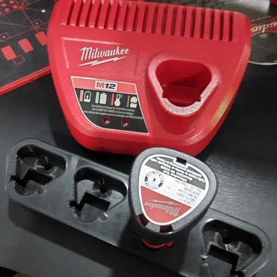 Giá đỡ 4 pin Milwaukee M12 (4 x Milwaukee M12 Battery Holder)