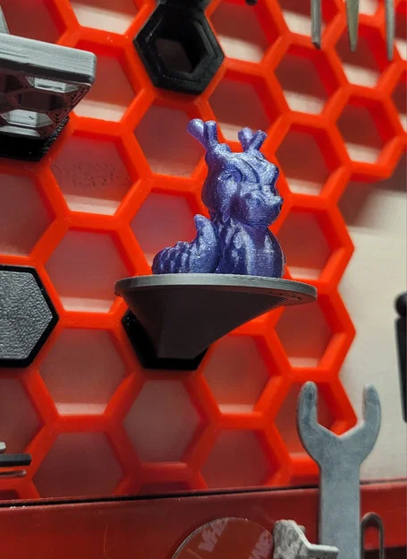HSW Sci-fi Display Platform – Bệ trưng tối giản kiểu sci‑fi cho Honeycomb Storage Wall - Image 1