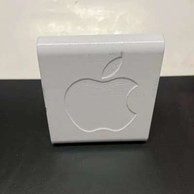 Giá đỡ iPhone có khe chừa cho dây sạc