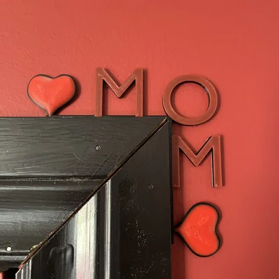 Mô hình trang trí góc cửa chữ MOM ý nghĩa cho Ngày của Mẹ