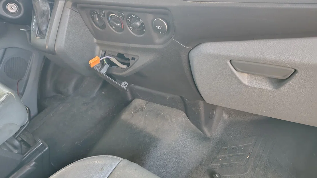 Bezel aux input cho Ford Transit “slim console” - Image 3