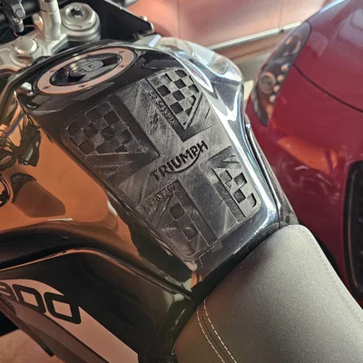 Miếng dán/bảo vệ bình xăng Triumph Tiger 900 (đời 2020 - …) – Tank Pad