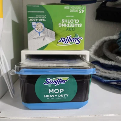 Kệ đặt trên hộp Swiffer Wet Pad – Stand lấy khăn không cần dọn đồ