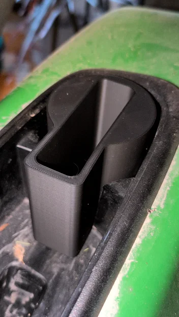 Giá đỡ điện thoại gắn hộc để ly John Deere (John Deere Phone Cup Holder) - Image 1