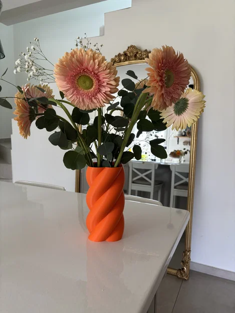 Twisty vase – Bình hoa xoắn với lõi kín nước - Image 1