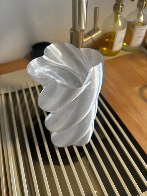 Twisty vase – Bình hoa xoắn với lõi kín nước - Image 2