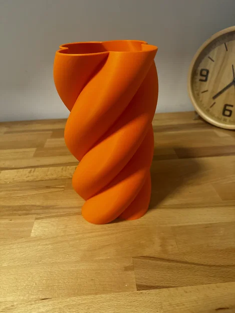 Twisty vase – Bình hoa xoắn với lõi kín nước - Image 3