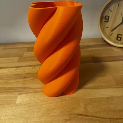 Twisty vase – Bình hoa xoắn với lõi kín nước