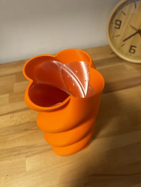 Twisty vase – Bình hoa xoắn với lõi kín nước - Image 4