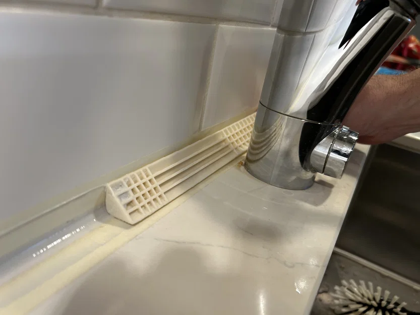 Dụng cụ miết/cạo silicone dài cho khe hẹp sau vòi nước - Image 1