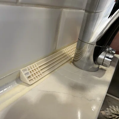 Dụng cụ miết/cạo silicone dài cho khe hẹp sau vòi nước