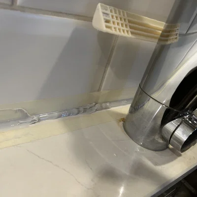 Dụng cụ miết/cạo silicone dài cho khe hẹp sau vòi nước