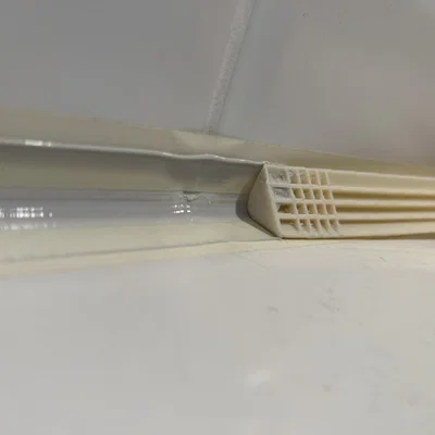 Dụng cụ miết/cạo silicone dài cho khe hẹp sau vòi nước