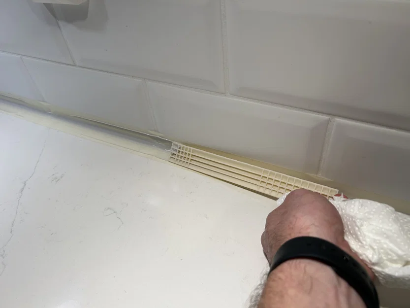 Dụng cụ miết/cạo silicone dài cho khe hẹp sau vòi nước - Image 9