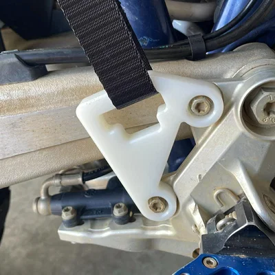 Pat bảo vệ gót chân kiêm móc treo túi cho Husqvarna 701 (3D Print)