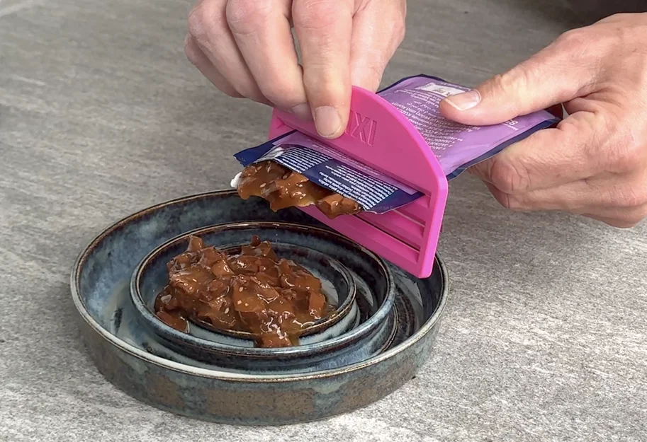 Dụng cụ bóp túi thức ăn mèo (Cat Food Bag Squeezer) - Image 1