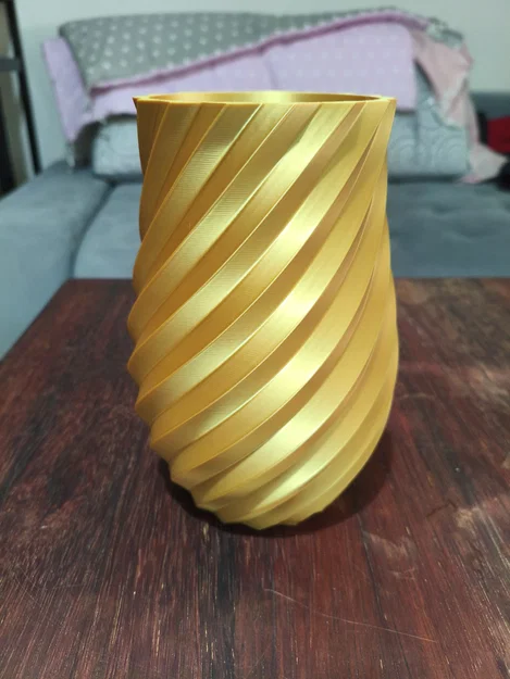 Bình hoa Geometric Gold Barrel Vase – Dáng barrel ánh vàng, vân xoắn nổi - Image 3