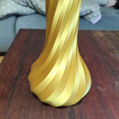 Bình Cắm Modern Gold Twisted Droplet Vase – Giọt Nước Xoắn Vàng Hiện Đại