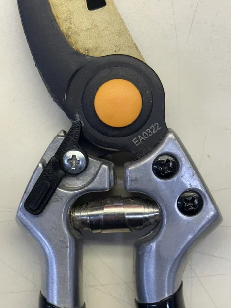 Tay gạt khóa thay thế cho kéo tỉa cây Fiskars - Image 1