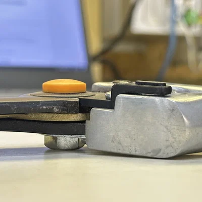 Tay gạt khóa thay thế cho kéo tỉa cây Fiskars