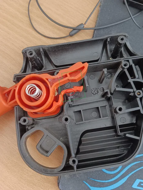 Miếng insert công tắc máy cắt cỏ Black & Decker - Image 1