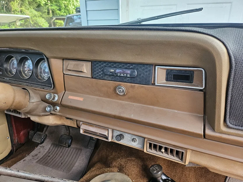 Mặt dưỡng 3D lắp radio Bluetooth cho xe Jeep J10 J20 Wagoneer - Image 1