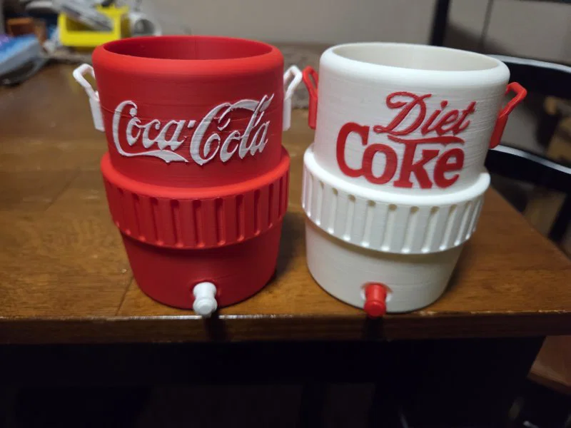 Ống giữ lạnh lon Mini Igloo – chủ đề Coka Cola & Diet Coka Cola - Image 1