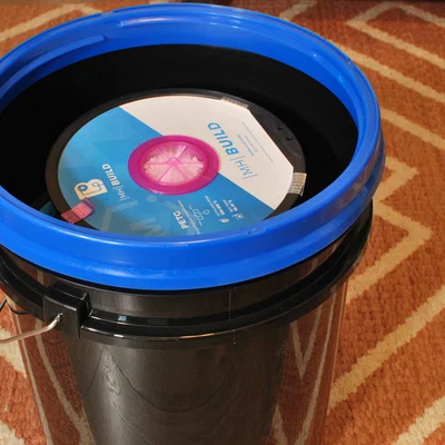 Giá đựng hạt hút ẩm cho bucket (Bucket desiccant holder)